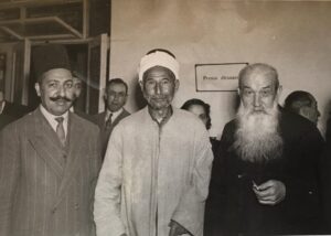 في الوسط محمود عثمان باشا الجزائري